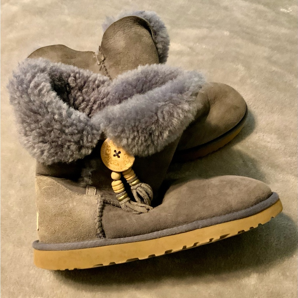 UGGS - Picture 2 of 5